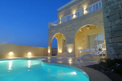 Image de Charmante maison traditionnelle avec piscine intérieure et extérieure située dans une ancienne ruelle