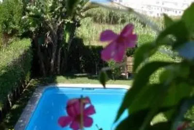 Image de Maison avec piscine, jardin et vue sur la mer renouvelé en 2015