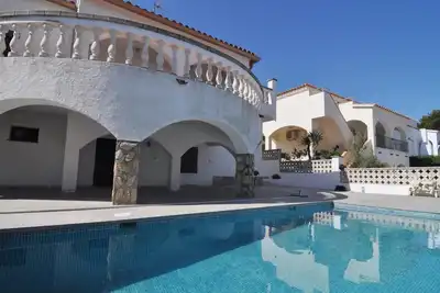 Image de Maison très spacieuse avec grande terrasse et piscine privée