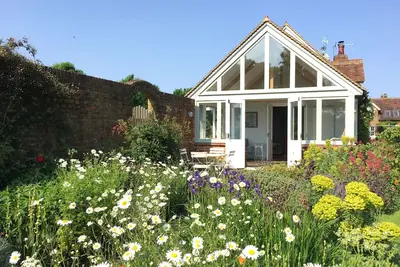 Image de Maison de campagne près de Canterbury, utilisation partagée du court de tennis et de la piscine, chiens acceptés