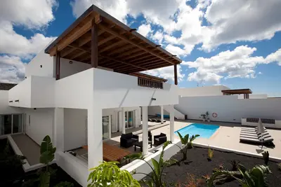 Image de Villa de luxe avec piscine privée et vue sur la mer
