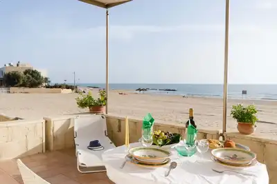 Image de Maison directement sur le sable, endroit calme, vue sur la mer, WiFi, air conditionné, max. 6 personnes