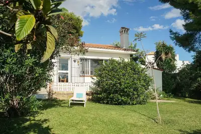 Image de Detached vacation home for 4 people with garden and sea view - close to the beach!