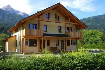 Image de Spacieuse maison, région jumelée calme - encore en place