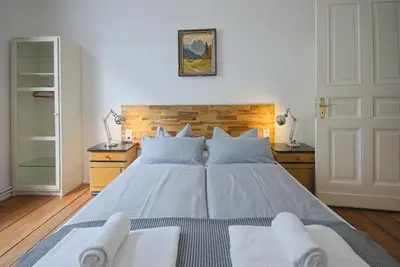 Image de Appartement rénové avec une nouvelle salle de bains, cuisine séparée et lave-linge