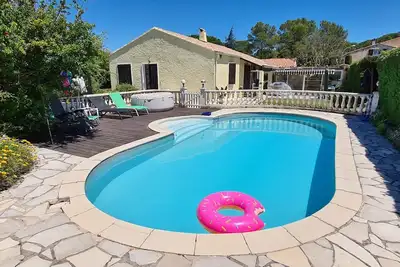 Image de Charmant 2 pièces proche de l'Estérel dans villa provençale avec piscine