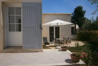 Image de Les Lauriers  Gite de 60m2  dans le Luberon avec coin jardin