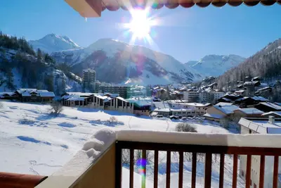 Image de 3 pièces soigné et ensoleillé dans résidence calme, superbe vue sur montagne