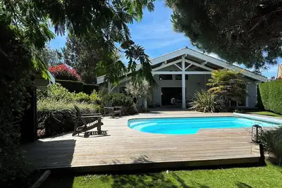 Image de Lodge de charme avec piscine près du lac au bord de la pinède