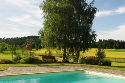 Image de Calme et détente en pleine nature. . . et le plaisir d'une piscine chauffée!