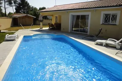 Villa de plain-pied avec piscine, jardin et terrasse, à 10 km des plages, près des commerces