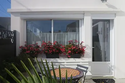 Image de Petite maison classée *** près du port de Kérity.