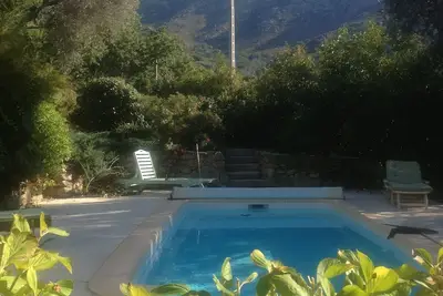 Image de Villa avec piscine dans une propriété plantée d'oliviers, traitée covid19/Oms