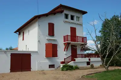 Image de Maison ancienne, style néo-basque, idéal vacances en famille.