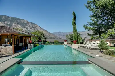 Image de Maison de piscine Manson isolée avec piscine chauffée privée et bain à remous, quai et bouée