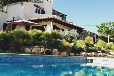 Image de Vue panoramique mer et collines, grande piscine chauffée