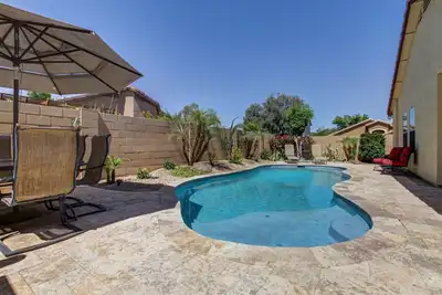 Image de Oasis dans la cour! ! ! , Piscine privée, éleveur rénové, terrain de coin exposé sud