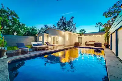 Image de Nuit Gratuite! Le Bungalow Rose - Votre maison loin de chez vous!