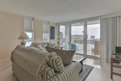 Image de Complètement rénové Golf Access Condo ~ vue sur le port et le golfe!