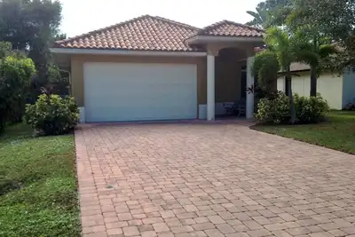 Image de Le luxe! Piscine privée chauffée Maison Près de Vanderbilt Beach