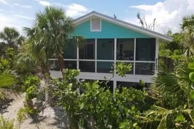 Image de Gulf View Cosy Cottage à quelques pas de la plage - nouvelle terrasse, voiturette et dockage! Comment c'est bon, # 0118, Little Gasparilla Island