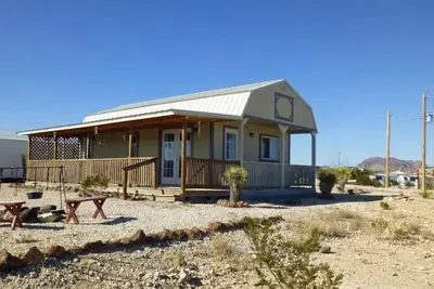 Image de Nouveau! ! ! La cabane de Lorna. Idéalement situé dans la ville fantôme de Terlingua.