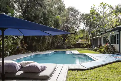 Tropical Paradise Home w / Large pool Bbq Hot tub Maison dans les arbres, enfants et animaux domestiques bienvenus!