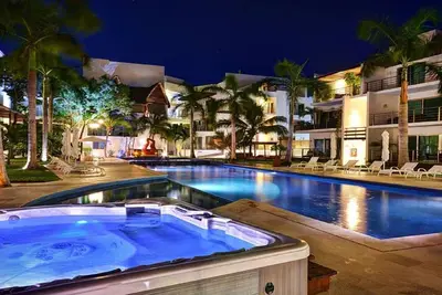 Image de Luxury Apt Steps From 5th Ave & the Beach!