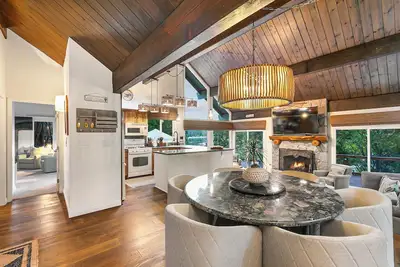 Image de Nouveaument REMODELÉ Lakefront dans Coveted Blue Jay Bay