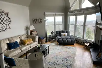 Image de Maison spacieuse mise à jour avec vue sur la montagne et commodités à gogo!