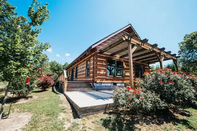 Image de 21 acres privés offrant des vues spectaculaires sur l'automne avec bain à remous et foyer.