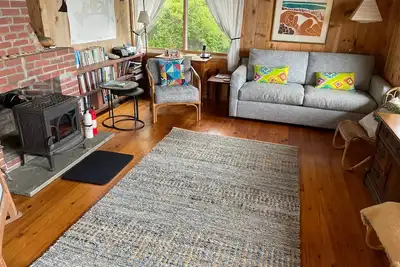 Image de Chalet d'été de vignoble classique avec accès privé au bord de l'eau.