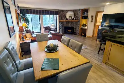 Image de Condo spacieux avec WiFi gratuit, parking, piscine chauffée, bains à remous, navette pour les skieurs,