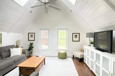 Image de Centre-Ville Elkhart Lake. . on Desirable Lake St - Superior Shabby Chic Upper Condo