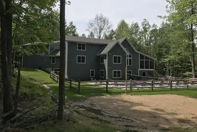 Image de 38 personnes! maison neuve sur 17 acres avec étang, piscine, terrain de volley, sentiers