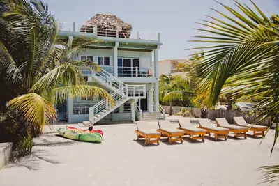 Image de Maison de plage mignonne avec jetée privée, terrasse sur le toit - sûre et isolée! 5 mi ville