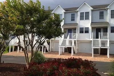 Image de Bay Waterfront Townhouse avec cale de bateau près de Bethany Beach