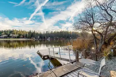 Image de Nouvelle Liste! Charmante maison au bord du lac avec une piscine partagée, golf, de superbes vues!