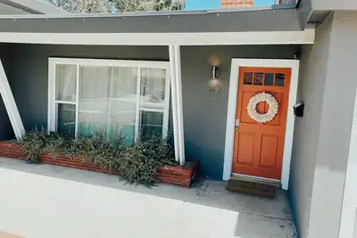 Image de Douce maison Fullerton du milieu du siècle près de Disneyland! —Dans un quartier super pittoresque