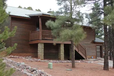 Image de Luxe / intimité avec pins, 2 terrasses couvertes, WiFi gratuit, forfait Dish 250, 4 téléviseurs