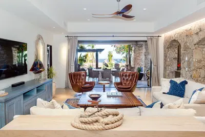 Image de Résidence extraordinaire avec piscine privée et jacuzzi, espaces de vie élégants! !