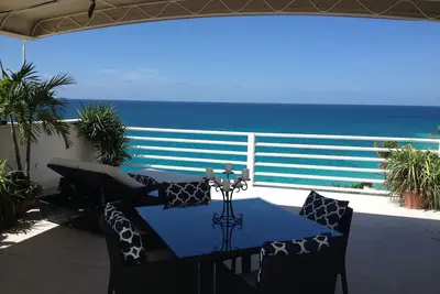 Image de Oceanfront spectaculaire Penthouse W / spacieuse terrasse sur le toit, Cupecoy Beach