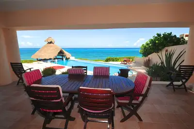 Image de Casa La Fiesta. dauphins Watch et les navires de croisière passent de votre piscine.
