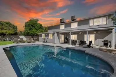 Image de Escapade multifamiliale Kierland! Piscine chauffée et bain à remous