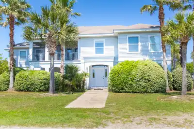 Image de \"Doc's Beach House\" Just Across from the Ocean on Sullivan's! Great Ocean Views!