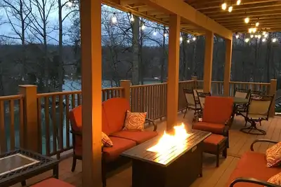 Image de Au bord du lac, 8br / 4. 5ba, 2 Slip Cov Dock, Fire Pit, Quiet Cove, Sièges sur pont sec