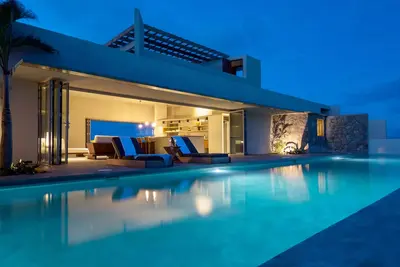 Image de Maison moderne en bord de mer avec piscine, court de tennis privé et douches extérieures