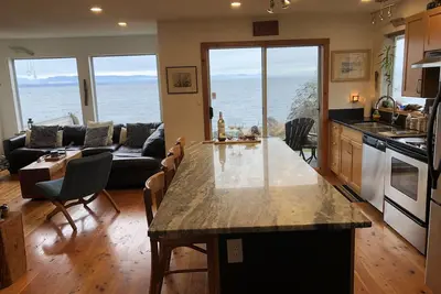 Image de Duplex en bord de mer sur Stories Beach, le détroit de Georgia et Oyster Bay