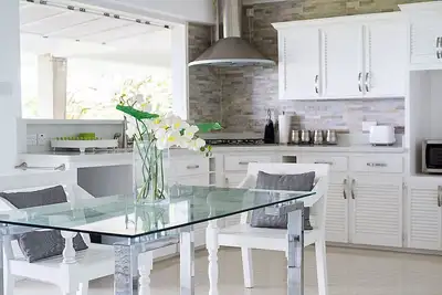 Image de Accès à la plage ~ Appartement privé de 2 chambres avec votre propre piscine privée