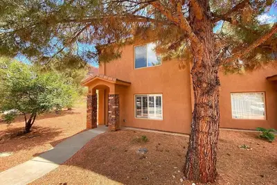 Image de The Staircase to Heaven - 3 bd, 2. 5 ba Maison de ville, Piscine, Spa, Animaux acceptés